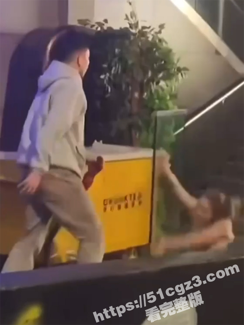 夜场女打架抓奶 男子相关图片