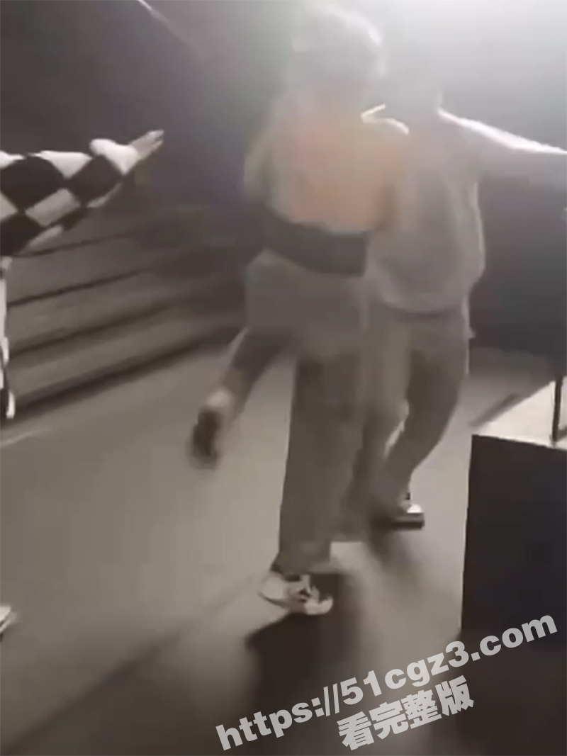 夜场女打架抓奶 男子相关图片