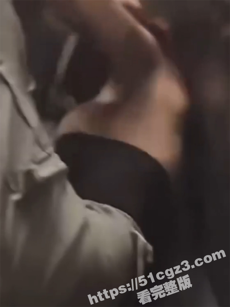 夜场女打架抓奶 男子相关图片