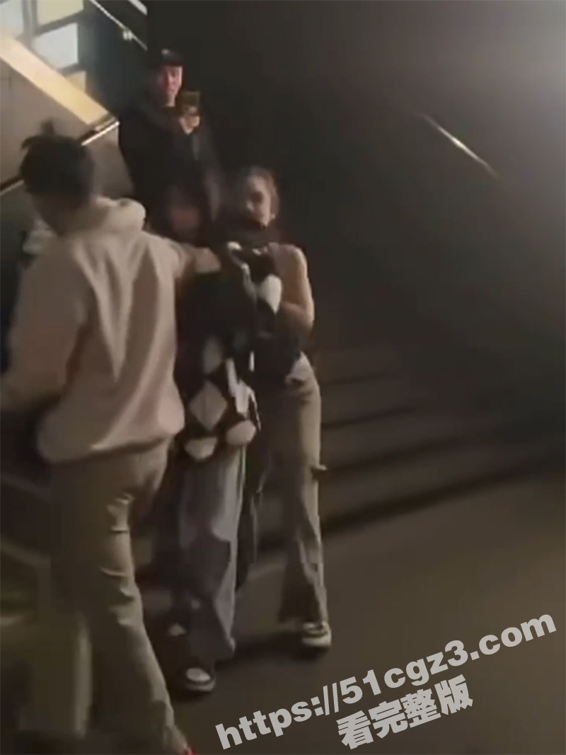夜场女打架抓奶 男子相关图片