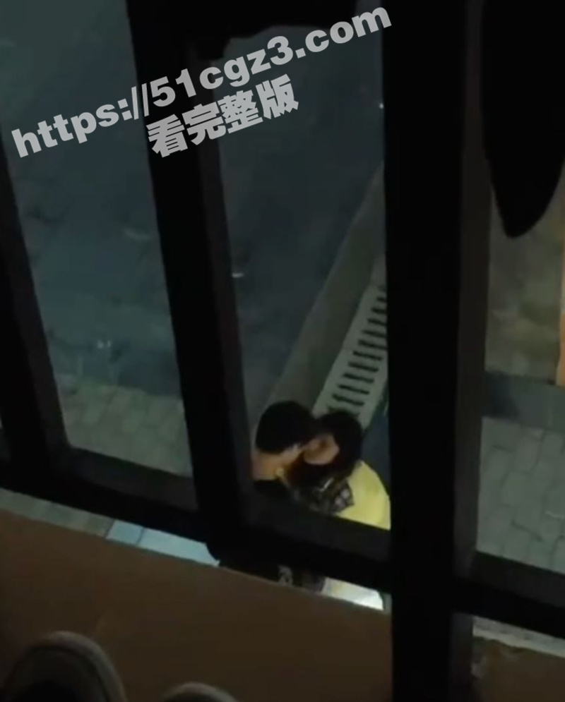 广西建设职业技术学院情侣校园野战 女友蹲地口交 吃鸡不熟练还要挨男友一巴掌