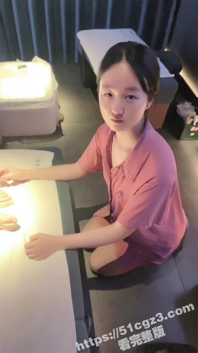 女S主带着可爱小M 去会所找技师 让自己的母狗 给技师舔脚喝尿 还给技师加钟 真是太会玩了