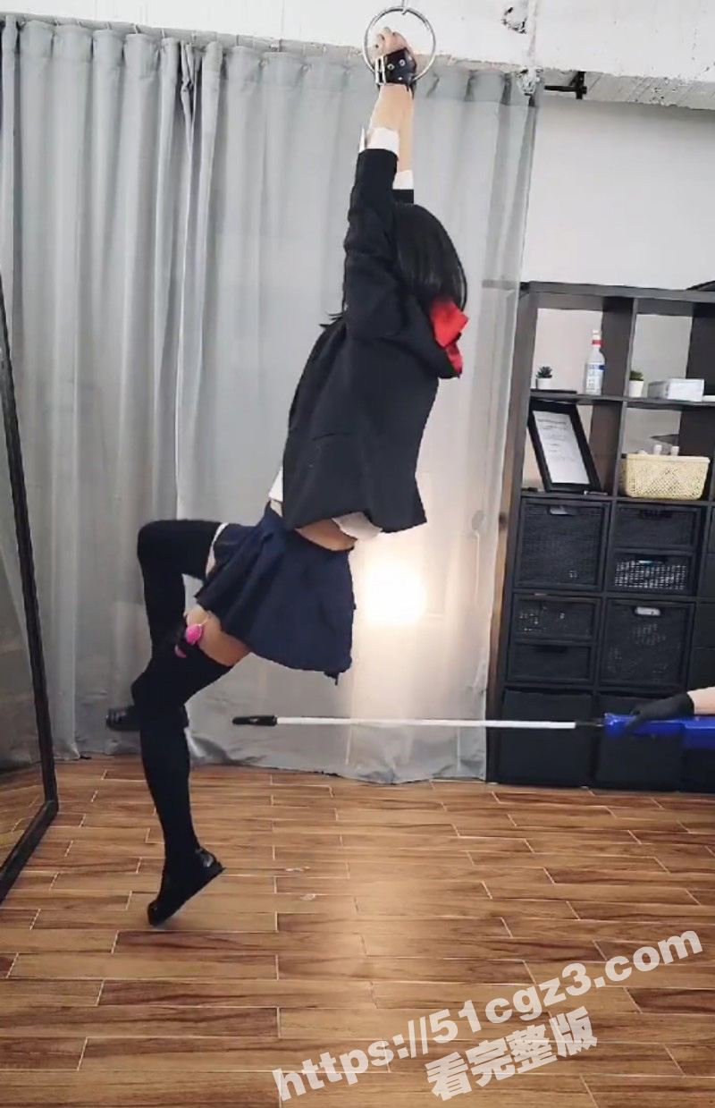 娇瘦萝莉被灌肠后 又遭束缚电击调教 失禁狂喷牛奶一地 画面惨烈堪比缅北酷刑