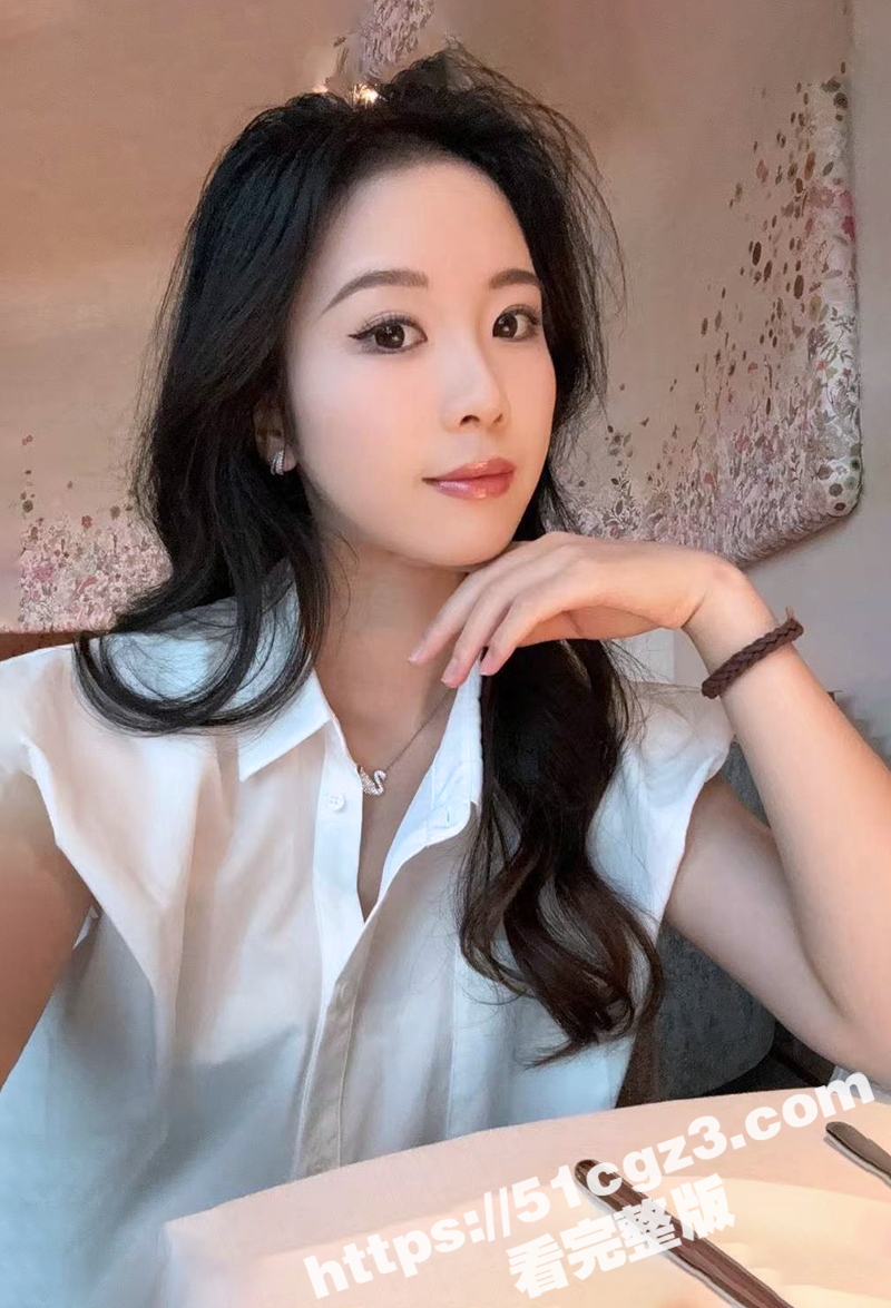 海角父女乱伦 禽兽父亲肉棒勃起后 爆操穿着白丝的极品身材女儿 害怕女儿怀孕 最后射到美胸上