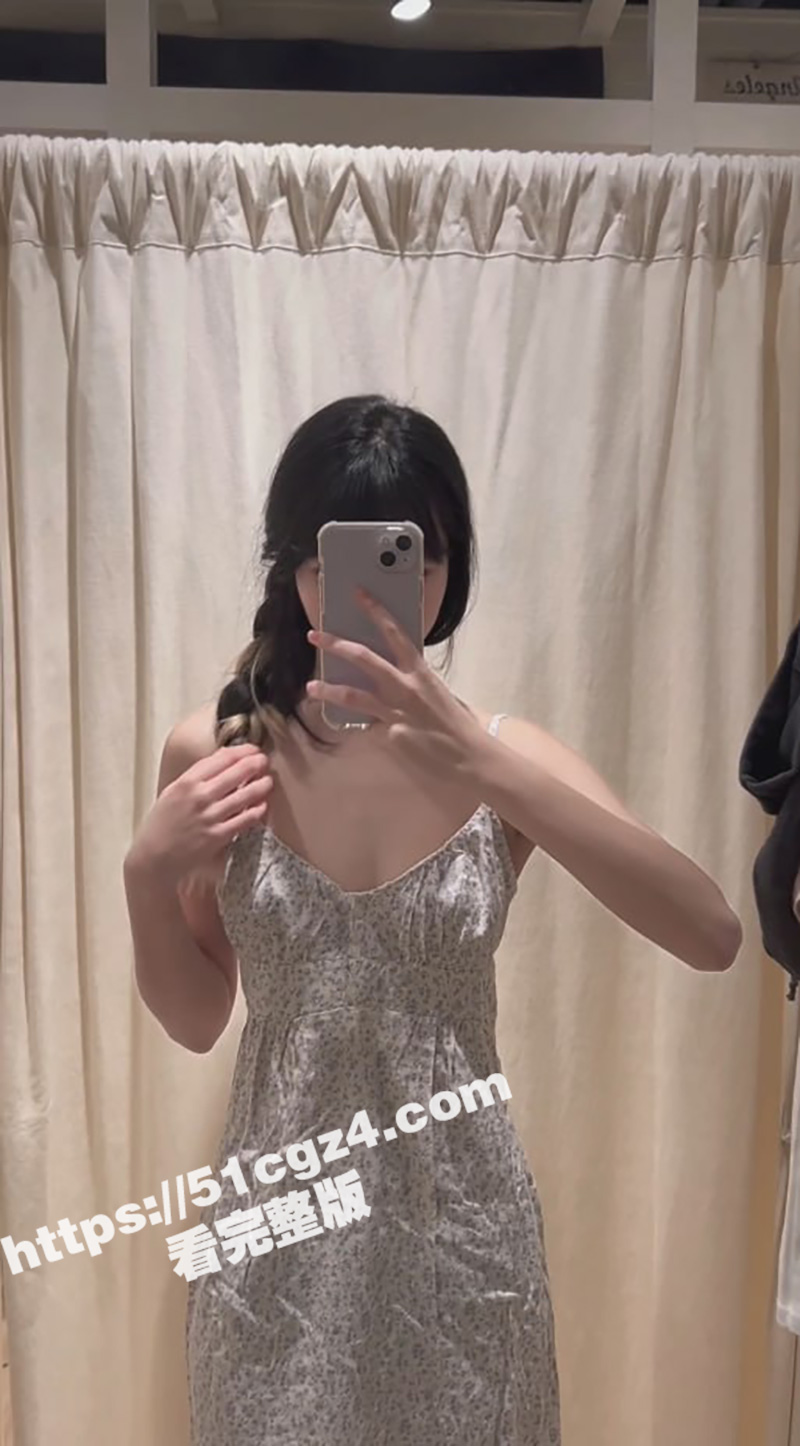 极品碎花连衣裙美少女 被男友压在床上爆操 高潮迭起淫语不断！