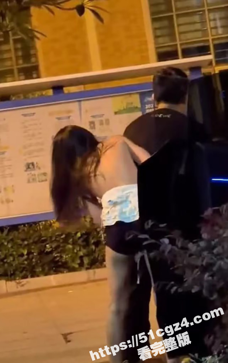 广西街头捉奸现场 性感小三被原配抓住 衣服都快被扯掉了 原配崩溃大喊：去我床上搞啊