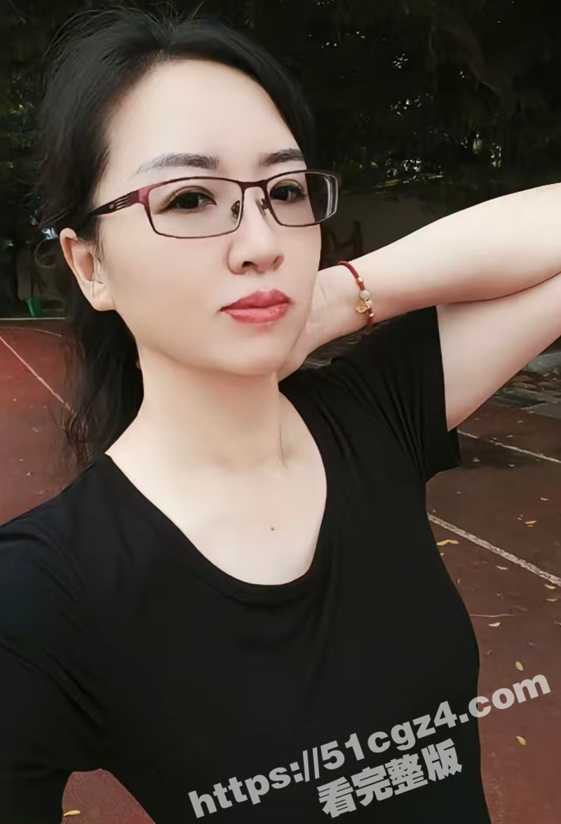 海角社区 教师萍姐与儿子的母子乱伦性爱实录 亲儿把大屌插进母亲嘴里 后入无套爆操内射