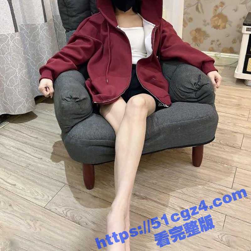 侄女和叔叔的秘密 大学妹张雨婷沦为叔叔的性玩物 沙发上各种姿势疯狂做爱