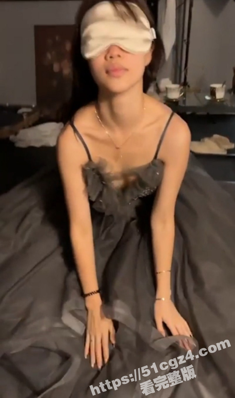 极品清纯小美女 被渣男哄骗调教 蒙眼爬行跪舔肉棒 玉乳娇嫩母狗气质爆棚！
