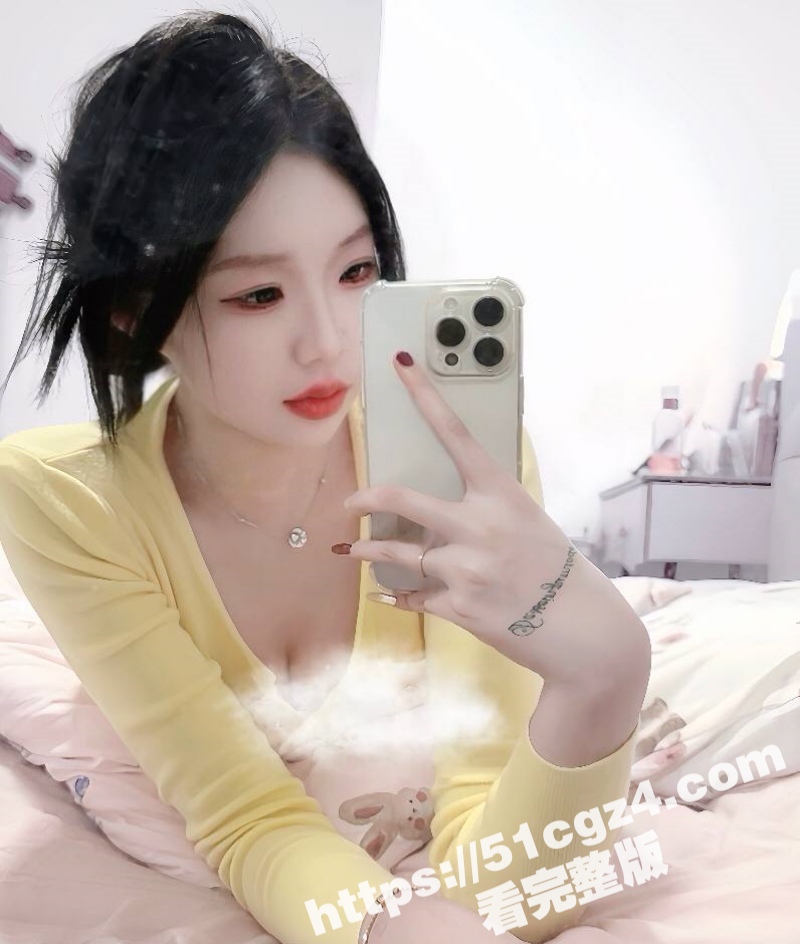 街头寻找刺激户外露出 雇佣摄影师装作路人偷拍 无内裙底风光无限小穴粉嫩 拍摄完回到宾馆大战三百回合