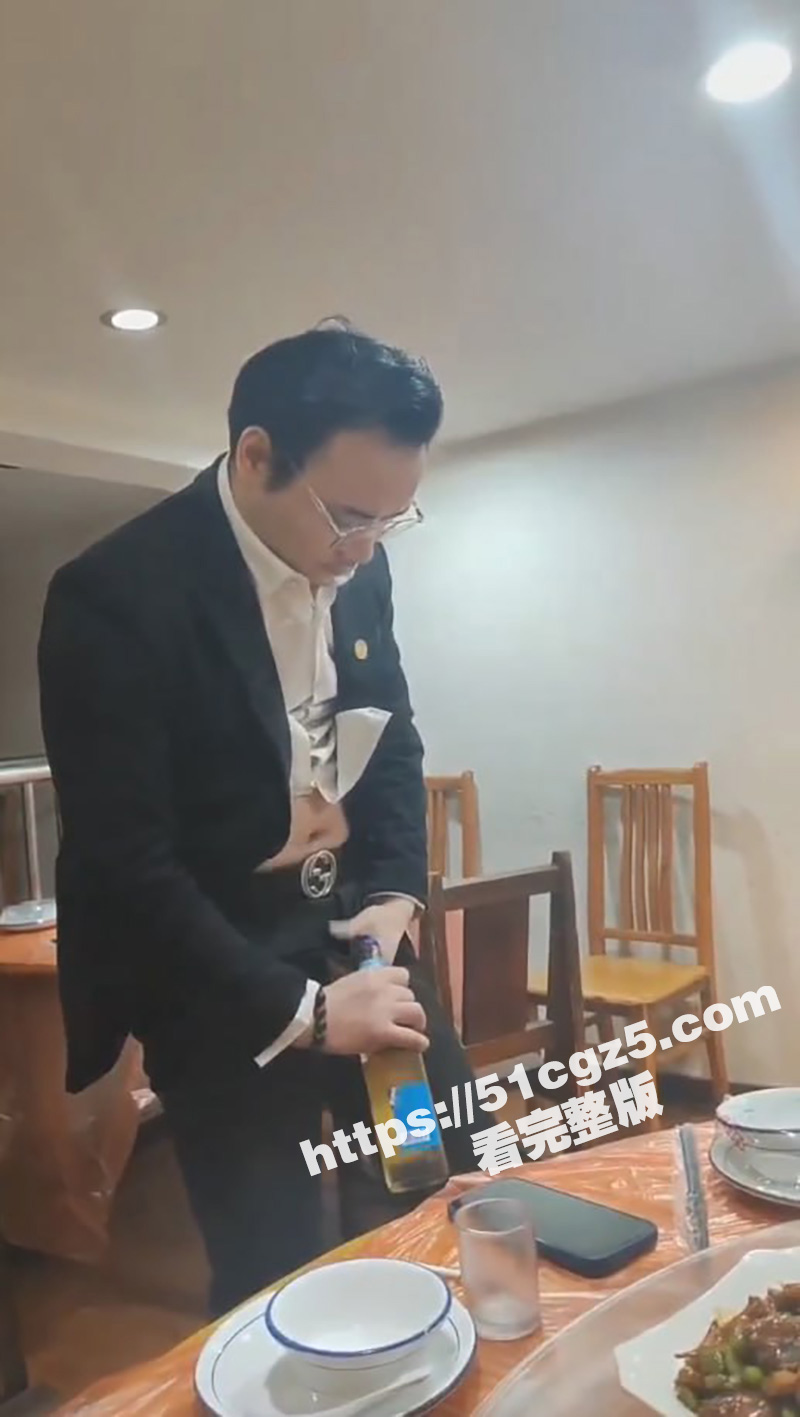 男子公司聚会现场表演相关图片