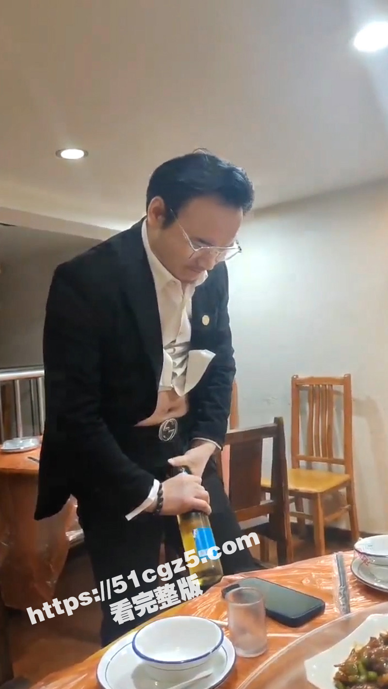 男子公司聚会现场表演相关图片
