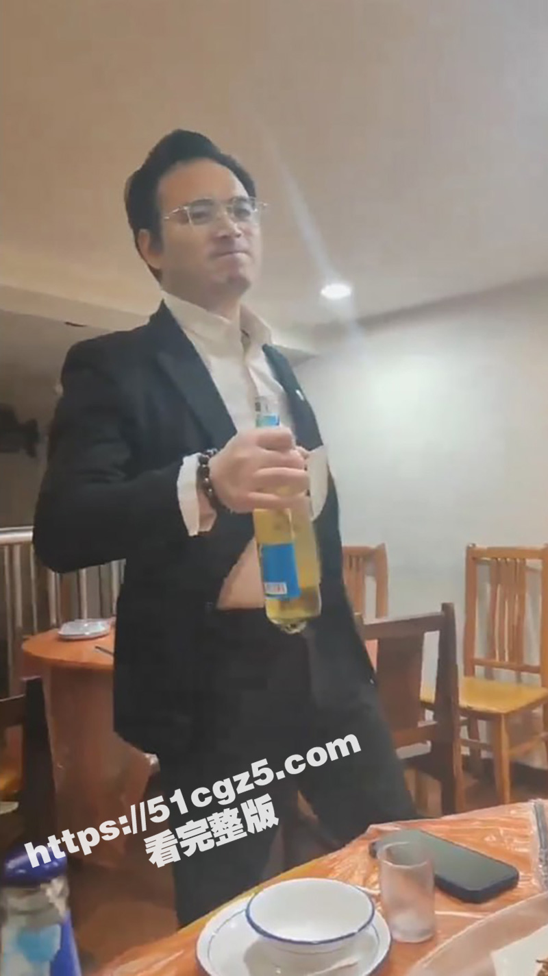 男子公司聚会现场表演相关图片