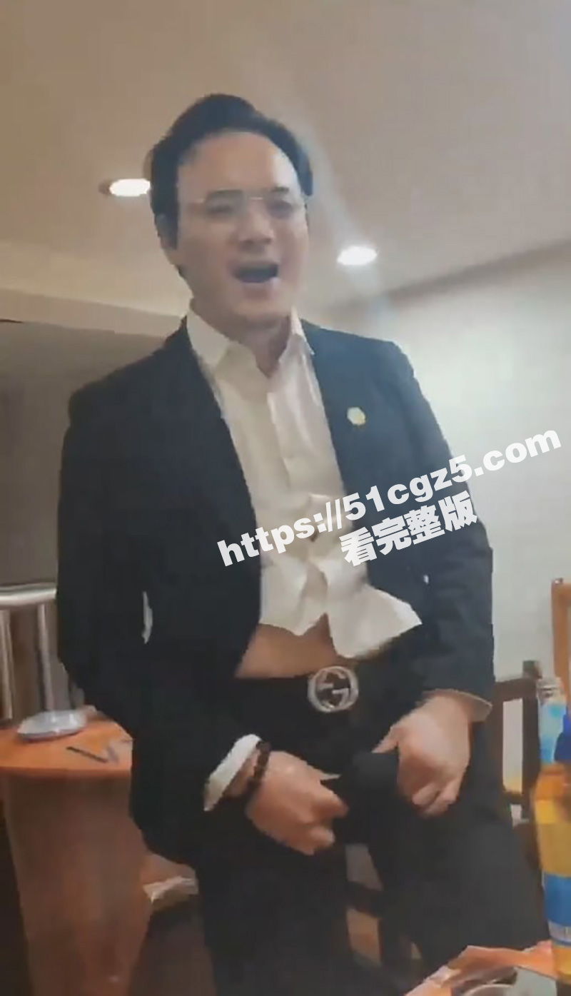 男子公司聚会现场表演相关图片