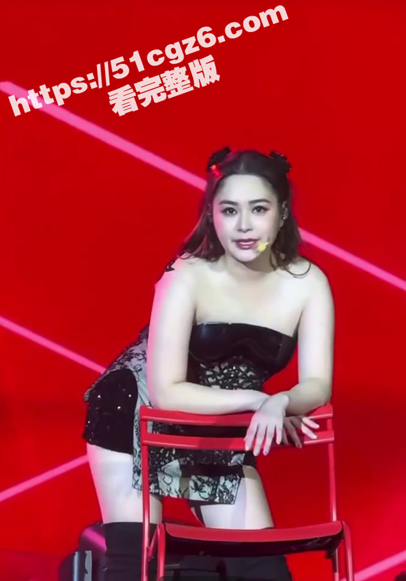 阿娇现身巡演现场 绯闻风波后首次亮相 被质疑身材发福 演出全靠划水 和早期艳照对比差距明显