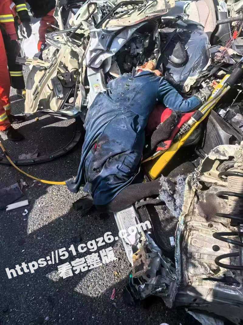 广东河源一比亚迪元疑似失控冲向大货车 致三死两伤现场惨不忍睹 第一视角视频曝光！