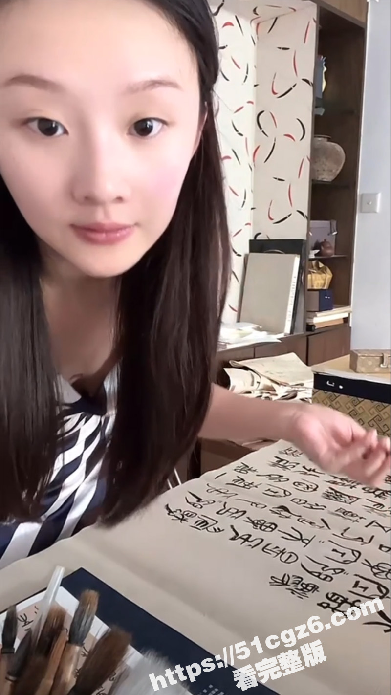 抖音书法主播 直播露点写毛笔字 故意穿低胸装 奶头都露出来了 现在这直播业 不擦边都活不下去了
