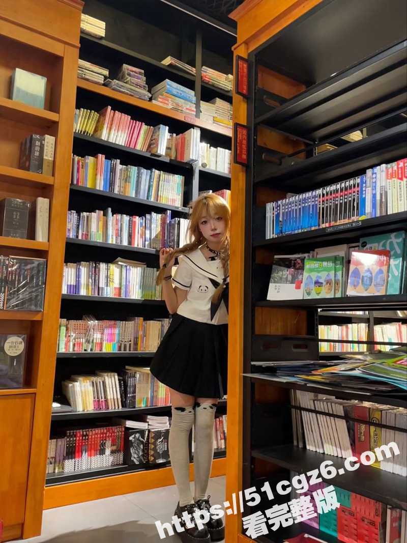 四川颜值嫩妹李志君 04后长腿精神小妹 为了烟钱下海 向金主展现裸体 稚嫩的身材太诱人了