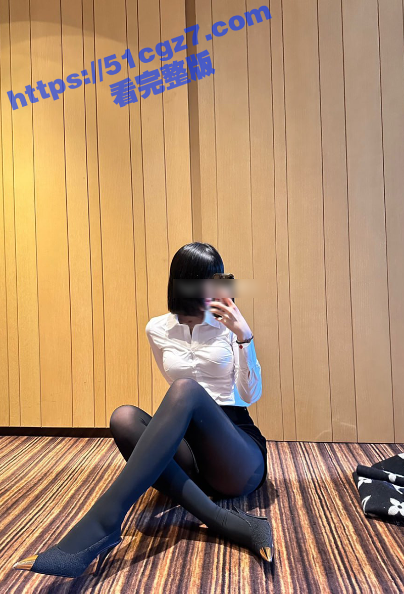 满背纹身的甜美大学生相关图片