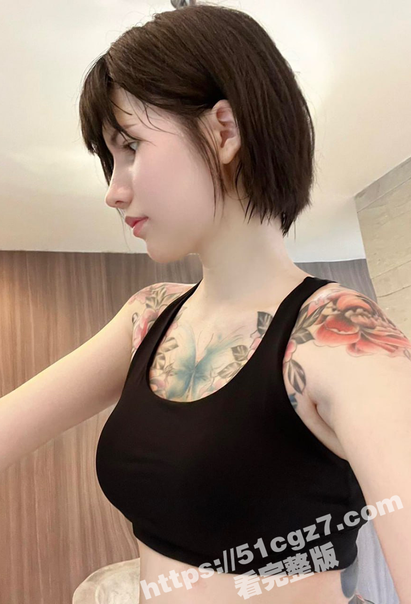满背纹身的甜美大学生相关图片