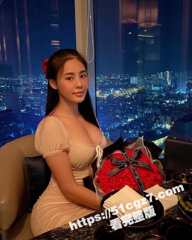 土豪的极品尤物女友 相关图片