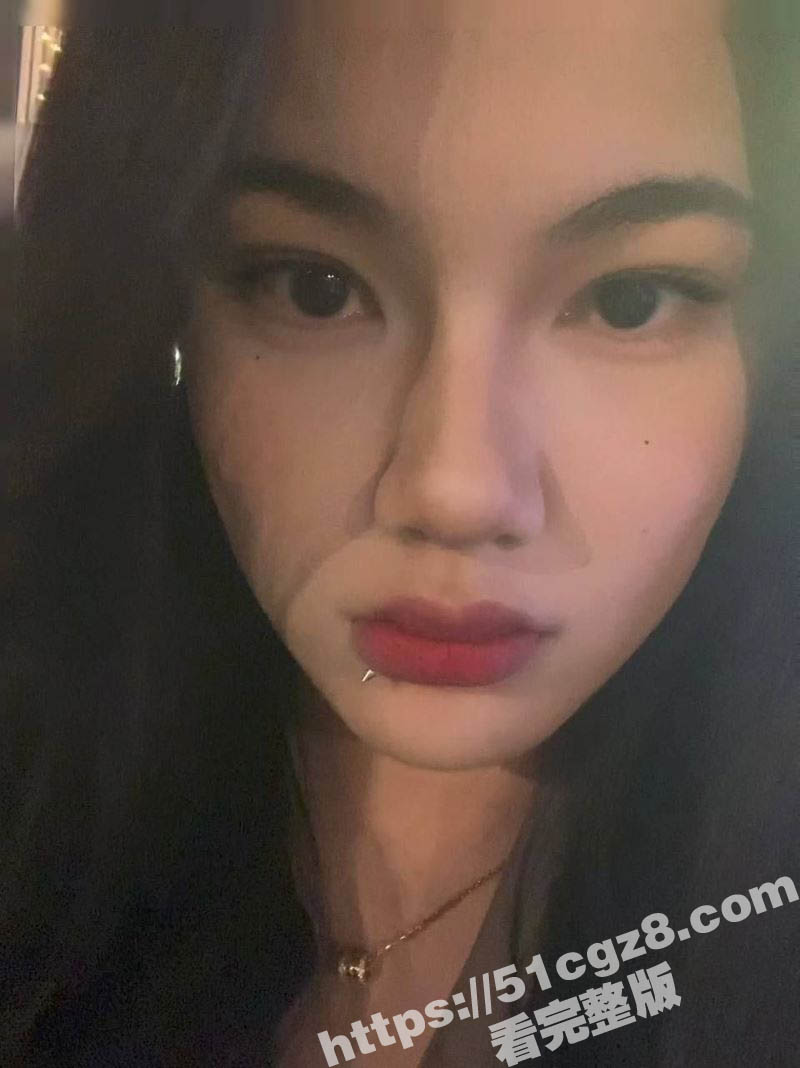厦门反差婊 刘欣语 专门在酒吧勾搭男人 穿着黑丝用脚蹭炮友鸡巴 胸不是很大但是绝对骚