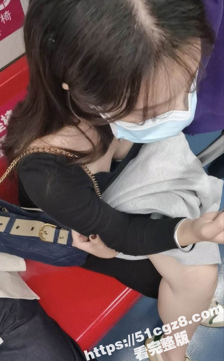 经典地铁偷拍走光系列 近距离观看大奶乳沟 大神惊险抓拍记录 地铁上短暂春光乍泄时刻