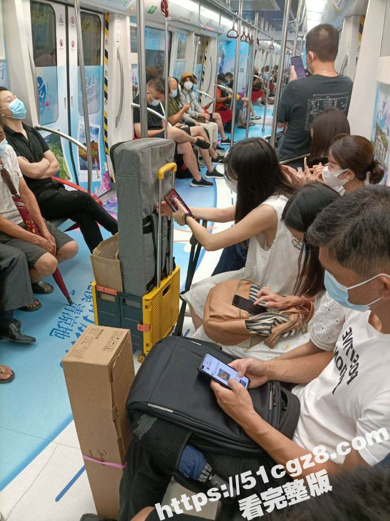 经典地铁偷拍走光系列相关图片