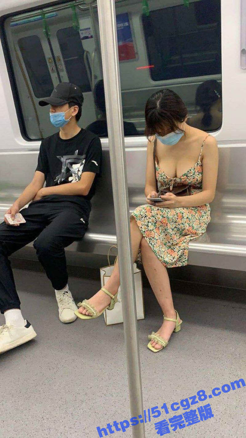 经典地铁偷拍走光系列相关图片