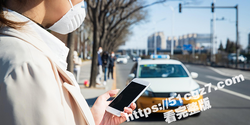 女大学生曝光司机 在高速上强行被司机拽下车 学生要求赔偿被拒 司机账号被封禁 平台公布全程细节