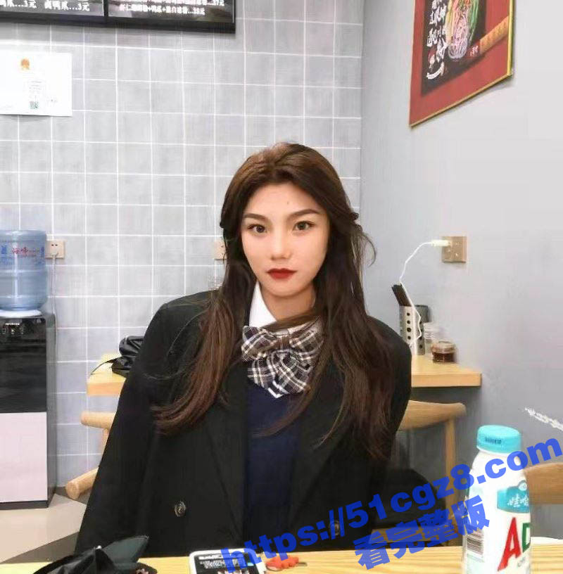 广东潮州研究生学姐 苗偲钰 团建旅游途中被拿下 超喜欢深喉舔屌 看到鸡巴就爱不释手 被后入的表情非常带劲！