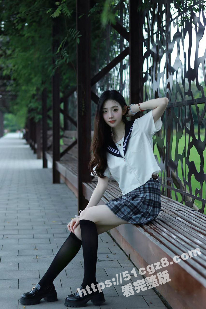 高颜值御姐女王同时调教两个男奴 皮鞭抽脸辱骂践踏 命令公狗爬过来舔脚！