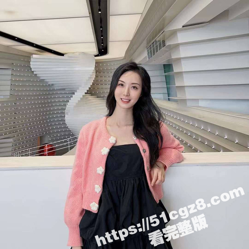 大叔和纹身表弟 养生馆轮流爆操女技师 对着翘臀疯狂输出 大叔操完表弟操 场面淫乱又刺激