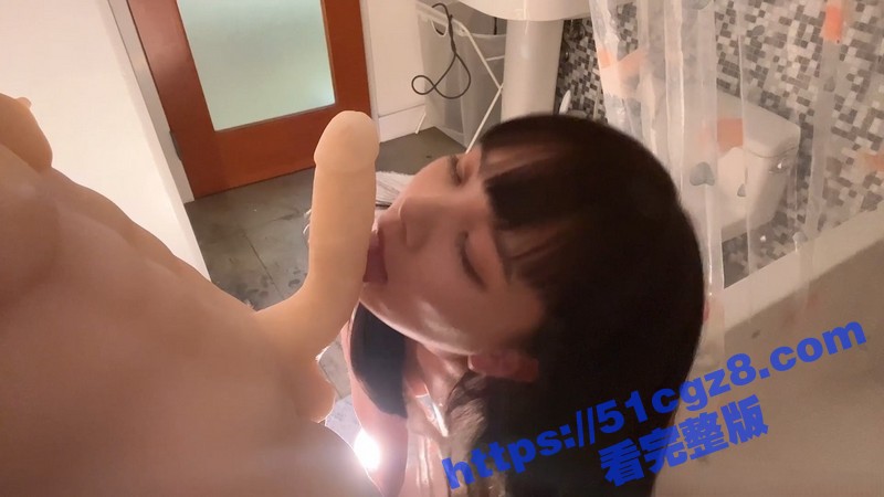 高颜值极品反差婊 在镜头前大秀其身姿 各种姿势自慰啪啪 无毛白虎嫩穴被水晶棒插的淫水四溢