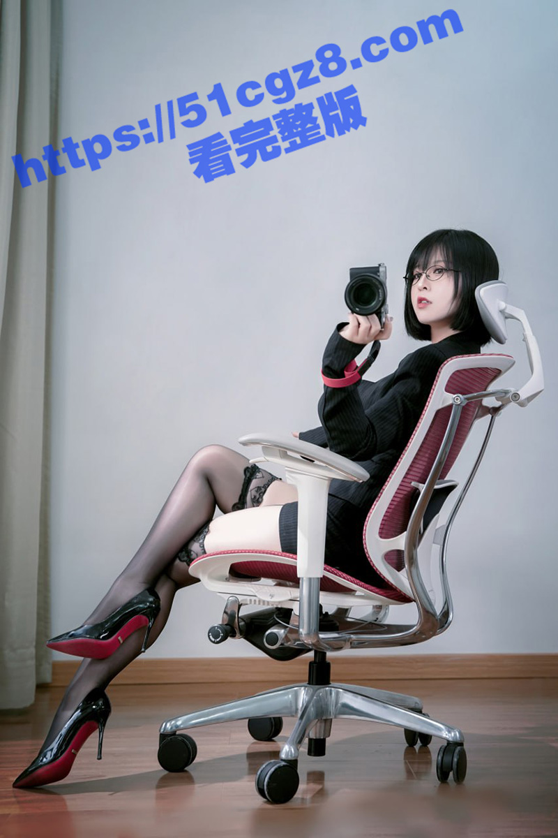 极品眼镜反差婊 半半相关图片