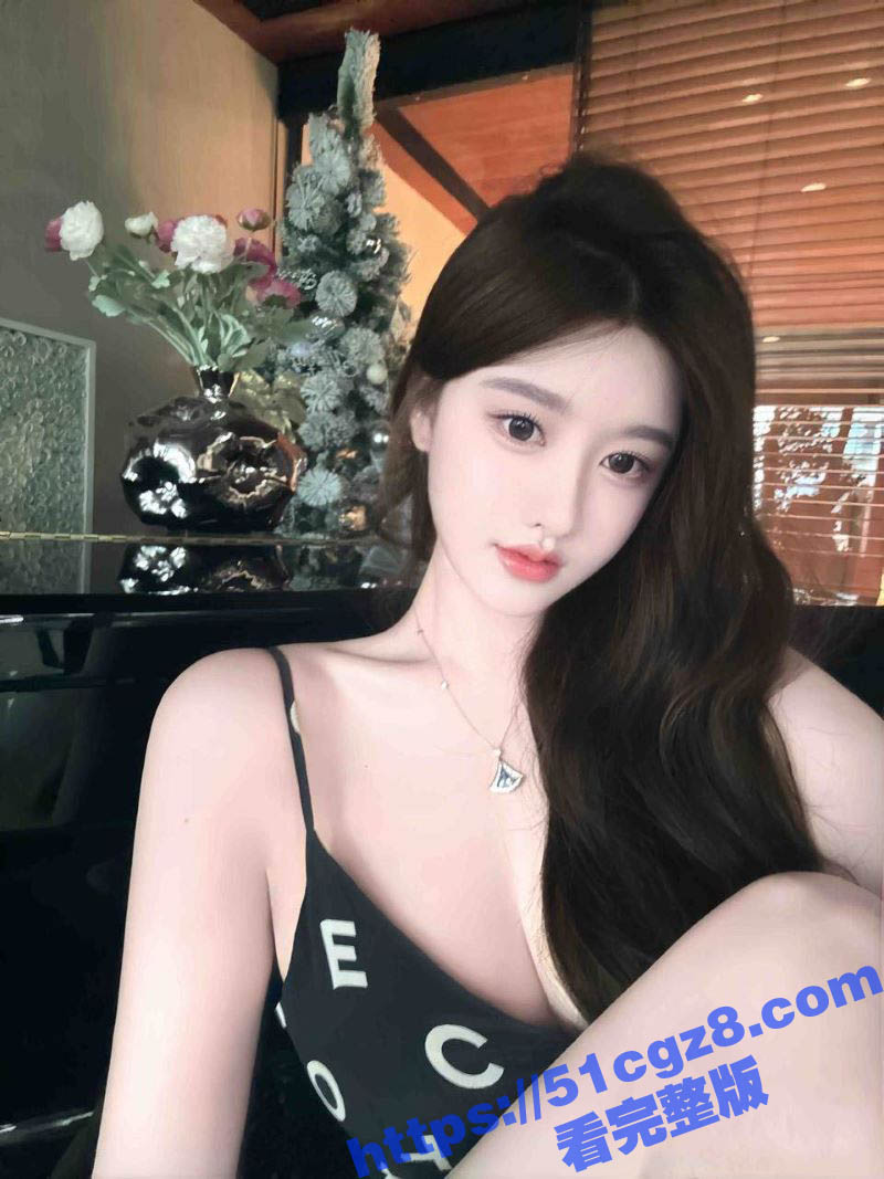 表面端庄高雅的尤物女相关图片