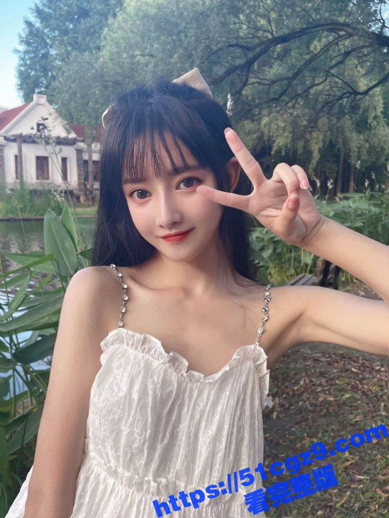 调教极品清纯高马尾母狗 穿着白丝跪地爬行 被炮友沙发无套后入 紧致嫩滑的小穴简直就是完美炮架