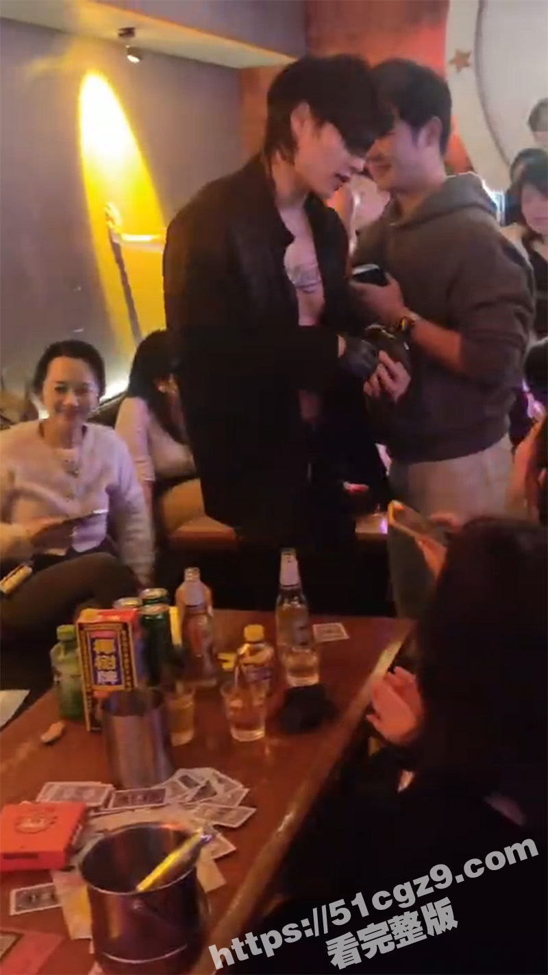 商K男模激情热舞 八块腹肌诱惑的富婆笑不拢嘴 姐姐的快乐 你想象不到