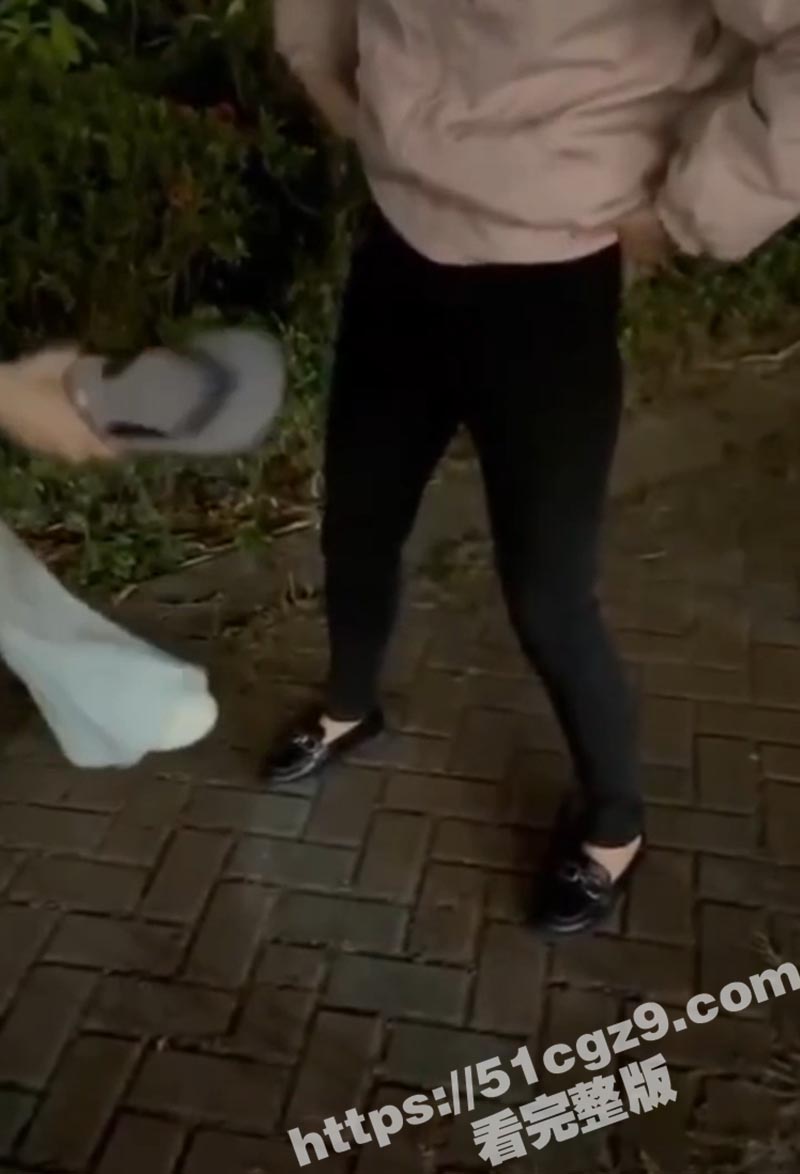 广西精神小妹深夜公园玩变态直播 为博眼球生吞燃烧纸巾 用拖鞋抽骚逼狠打小伙大屌 现场惨叫连连