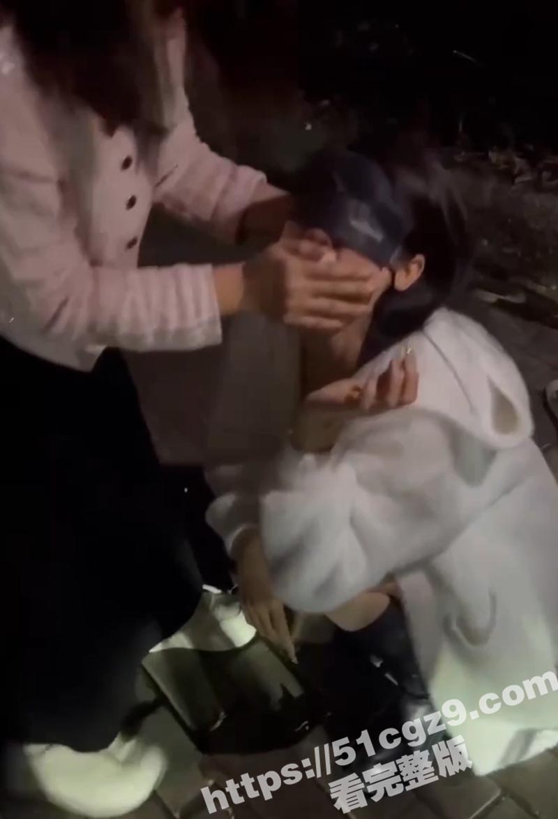 广西精神小妹深夜公园相关图片