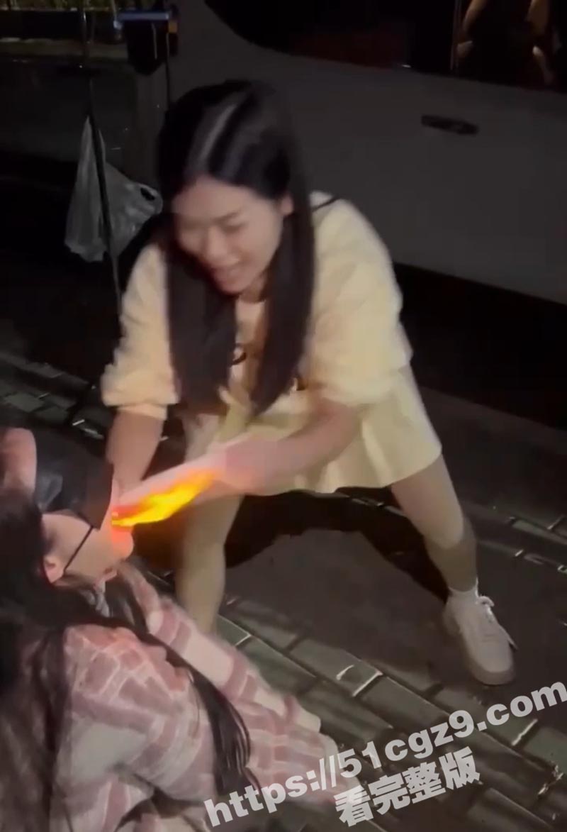 广西精神小妹深夜公园相关图片
