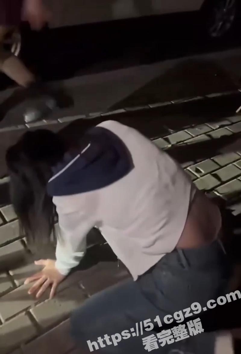 广西精神小妹深夜公园相关图片