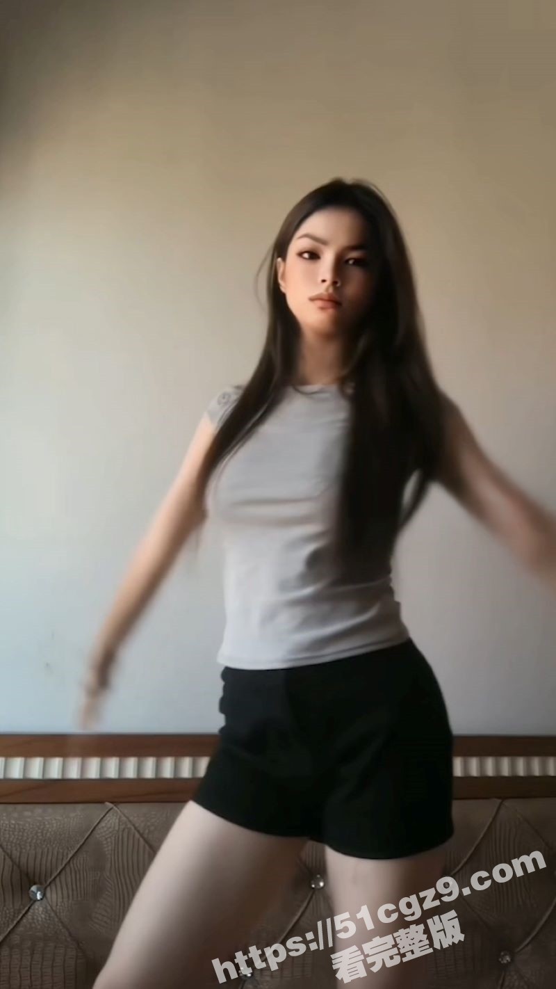 身材高挑的少妇看老公相关图片