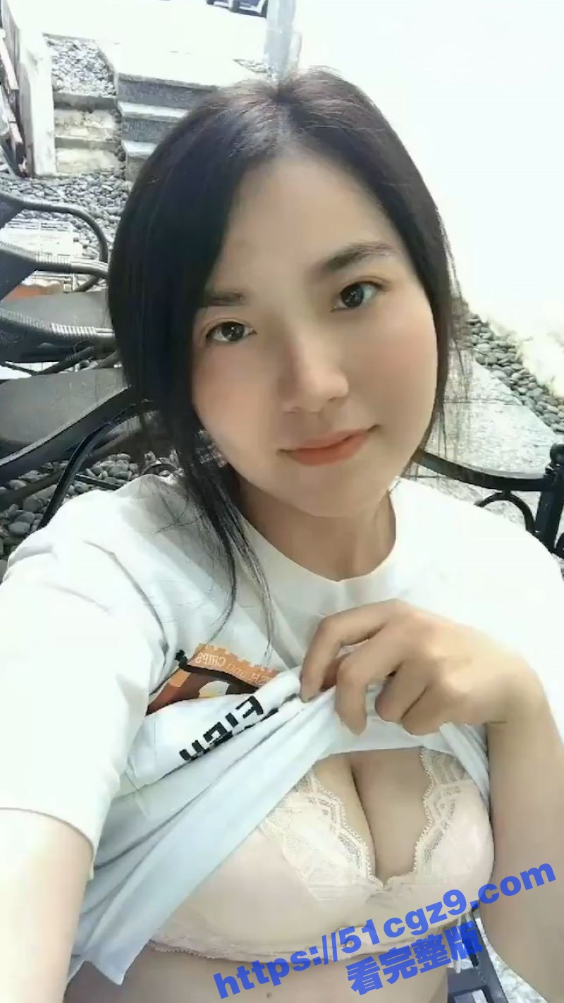 推特极品骚逼少妇 素颜清影独倚 自拍露脸视频泄露 户外抬腿撒尿 主动发骚露出骚逼勾引网友！