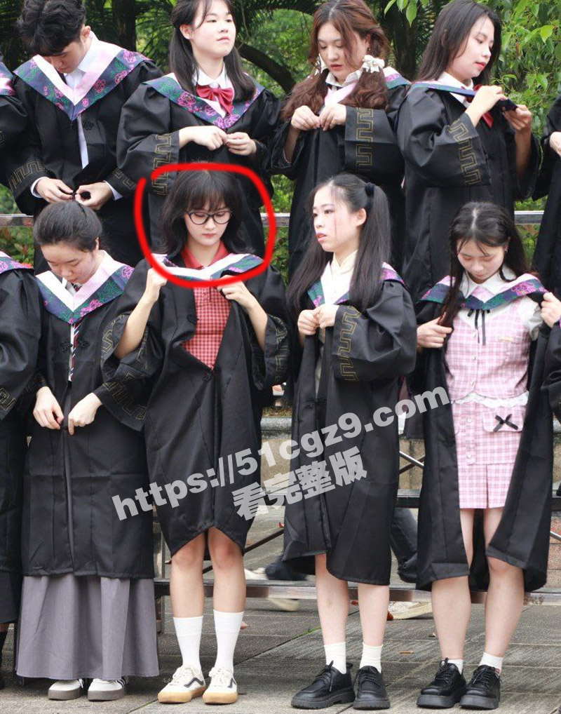 广东金融学院高颜值女神 周若雨 自慰口交视频流出 清纯外表下竟是反差的口交高手！