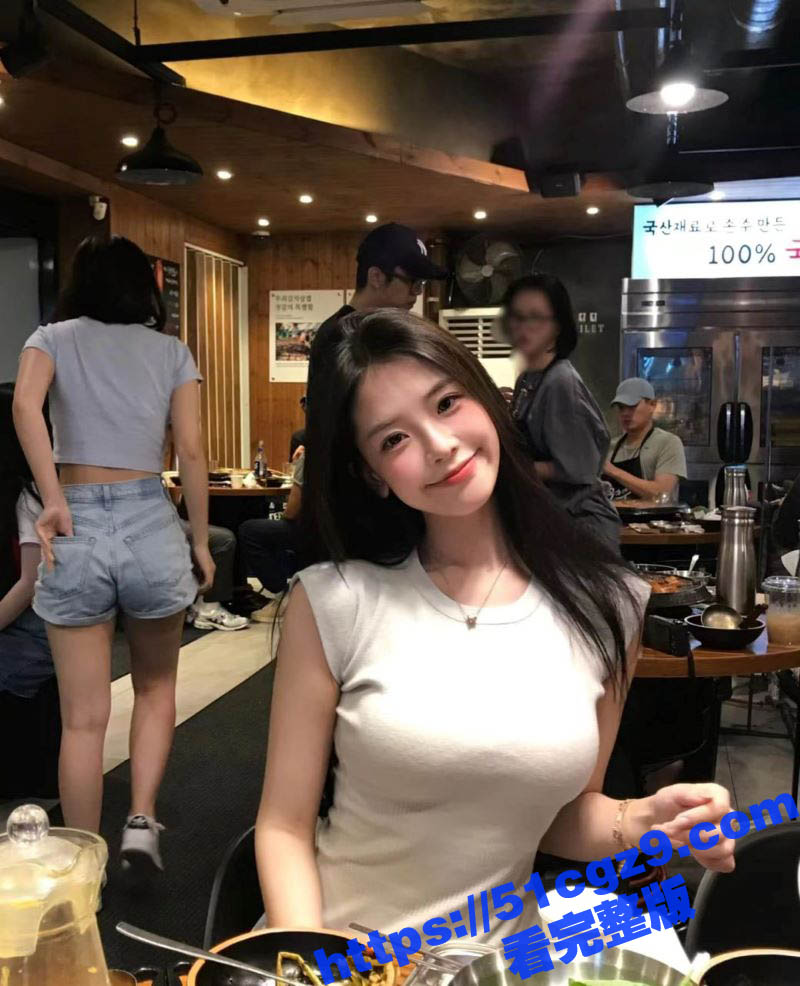 深夜酒吧河边惊现捡尸大叔 青春靓丽的美女被大叔抓头口爆 窒息般的口爆体验 差点喘不过气！
