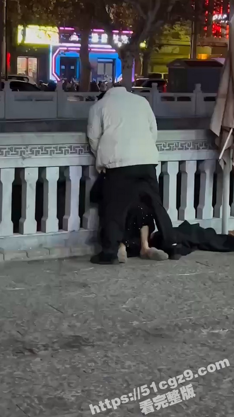 深夜酒吧河边惊现捡尸相关图片