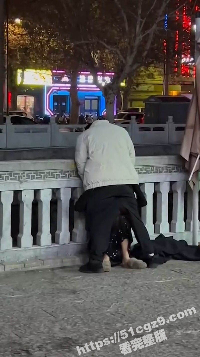 深夜酒吧河边惊现捡尸相关图片