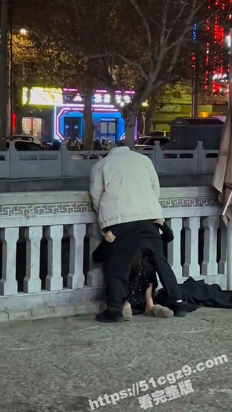 深夜酒吧河边惊现捡尸相关图片