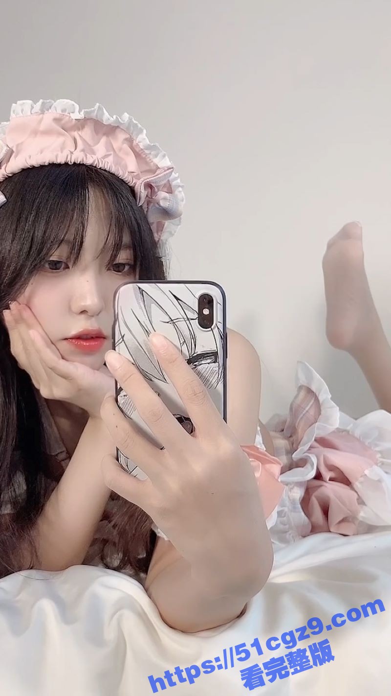 清纯双马尾反差婊甜美 自拍白嫩酮体给金主欣赏 极品酥胸被仔细把玩 白虎嫩穴被淫水涂满洞口！